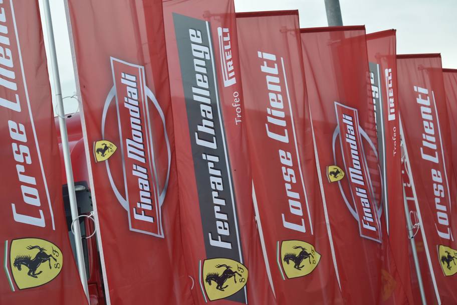  In 50.000 hanno risposto all&#39;invito della Ferrari di venire all&#39;autodromo del Mugello per salutare i piloti del Cavallino Rampante. Sabastian Vettel alla guida di una F2012 insieme a Kimi Raikkonen su una F150, e ai collaudatori Marc Gene&#39; con la F10 e Esteban Gutierrez con la F60 non hanno disatteso le aspettative, scendendo in pista per una simulazione di un mini Gran premio di Formula 1. 